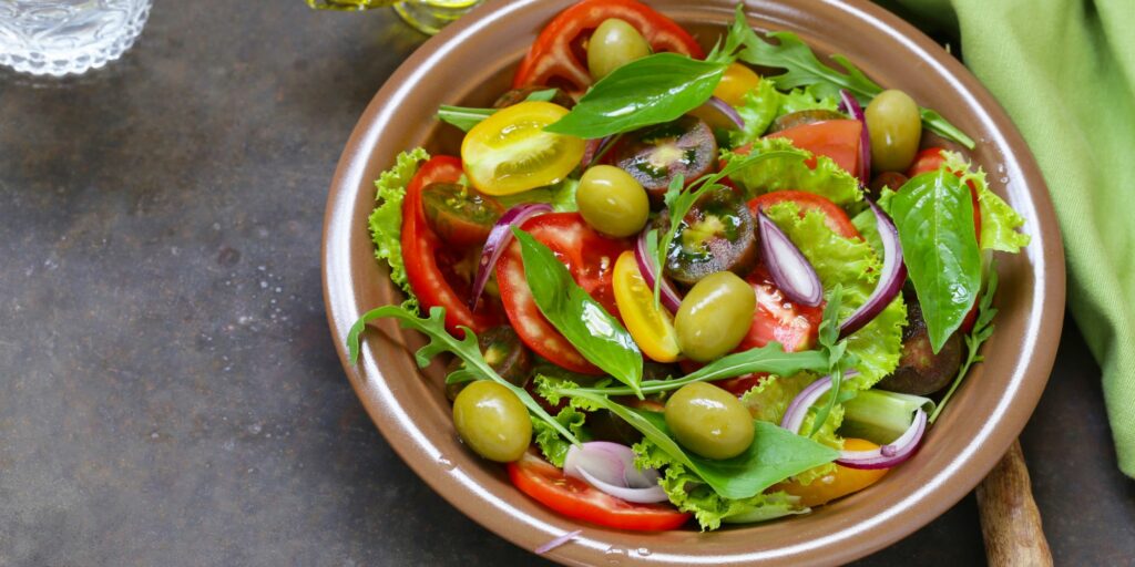 Oliwa w diecie śródziemnomorskiej - przykładowe zdjęcie sałatki