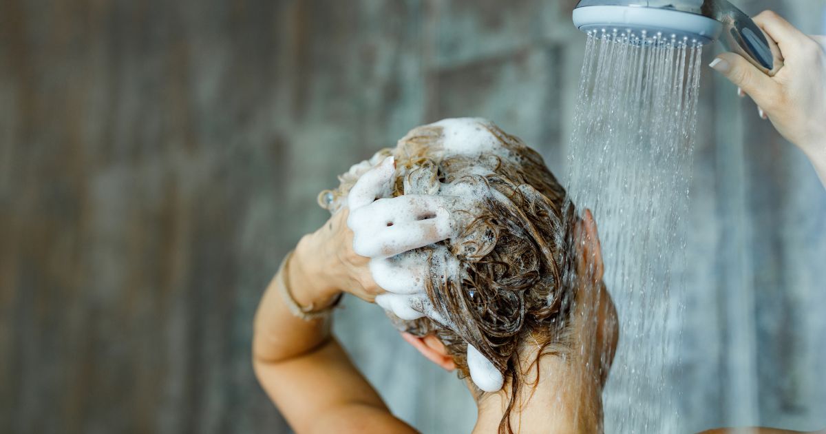 Mycie włosów - zdjęcie