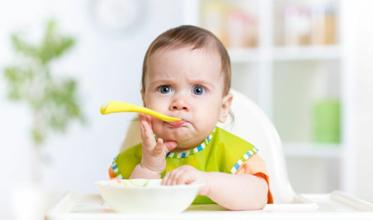 Rozszerzanie diety niemowlaka - poradnik krok po kroku