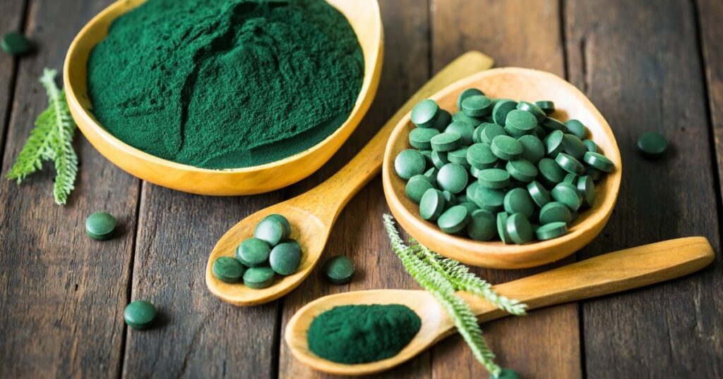 Spirulina w proszku i tabletkach - zdjęcie