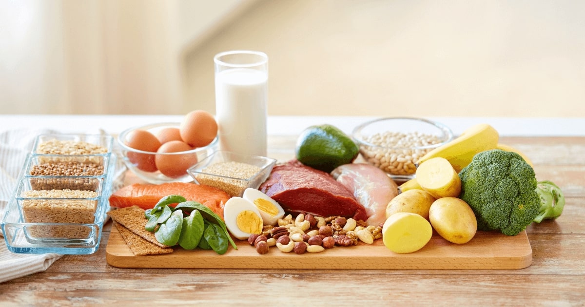 Produkty bogate w białko: jajka, mięso, ryby, nabiał, warzywa strączkowe, zboża i orzechy – zdrowa dieta dziecka.