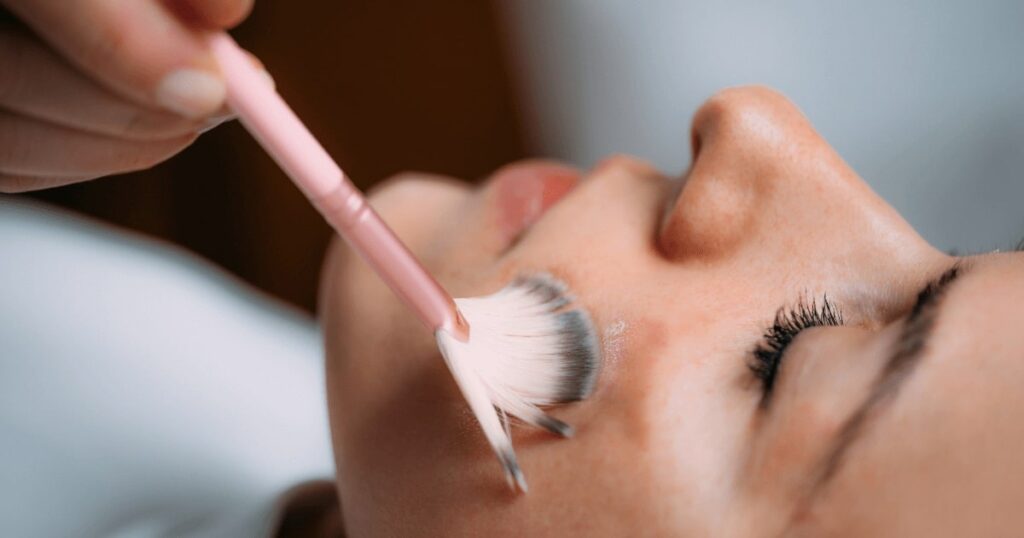 Przebarwienia skóry - jak je zredukować i zapobiegać nowym zmianom - obrazek wyróżniający