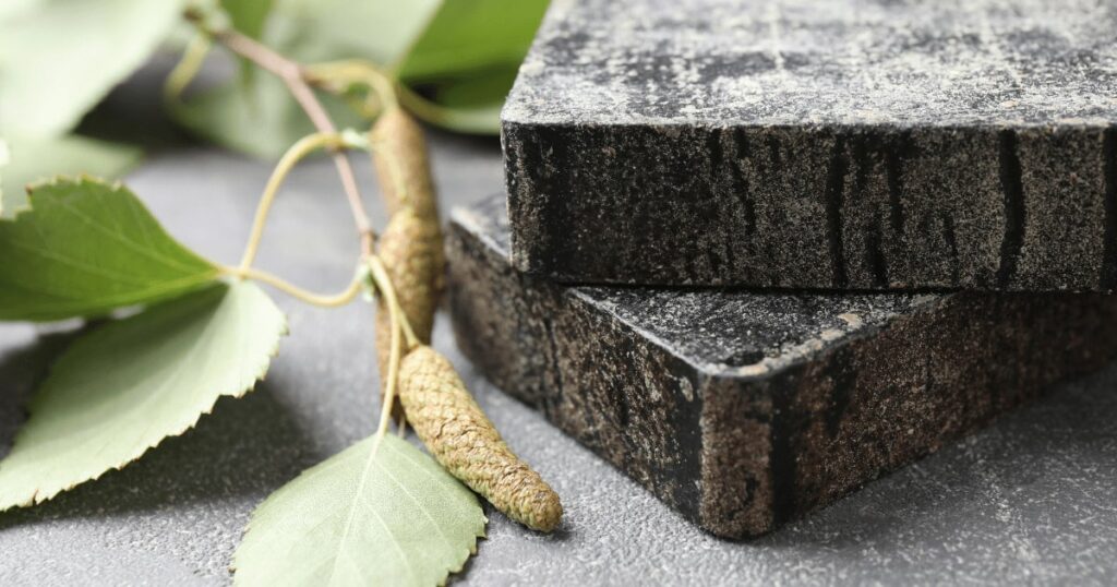 Dziegieć - czy warto mieć go w apteczce - obrazek wyróżniający