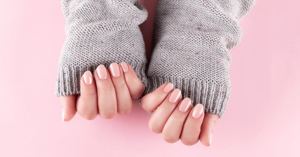 Białe plamy na paznokciach - co oznaczają - obrazek wyróżniający