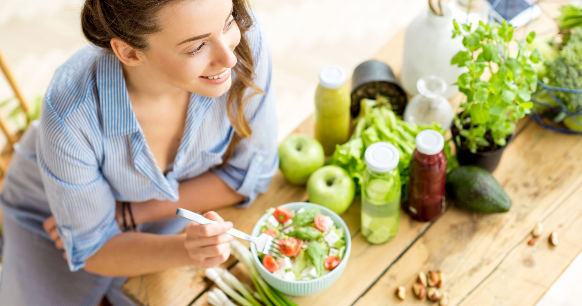 Kobieta jedząca zdrowy posiłek z warzywami i owocami – dieta lekkostrawna dla lepszego trawienia i samopoczucia.