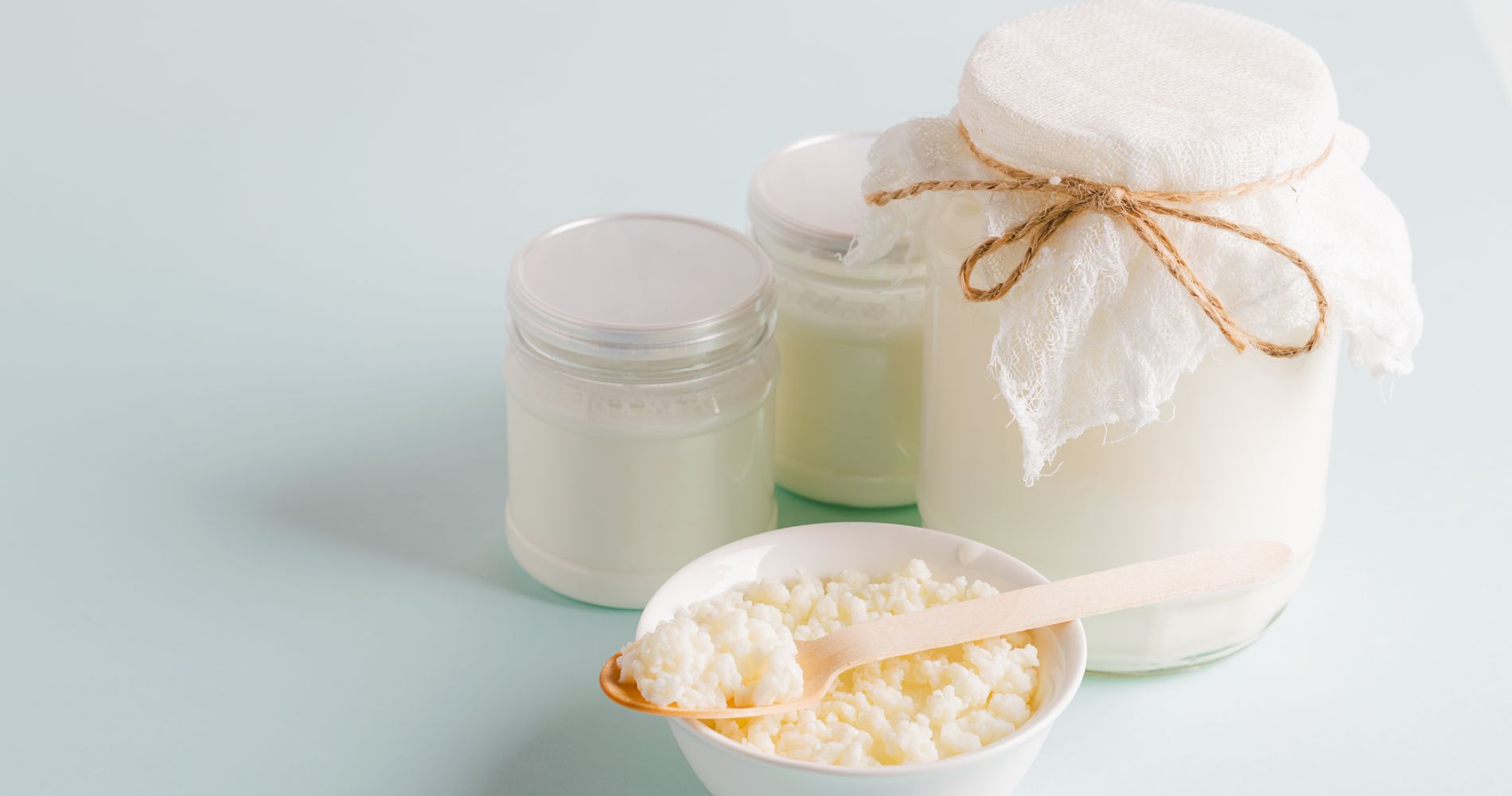 Produkty fermentowane wspierające zdrowie żołądka przy zakażeniu Helicobacter pylori – kefir i jogurt naturalny.