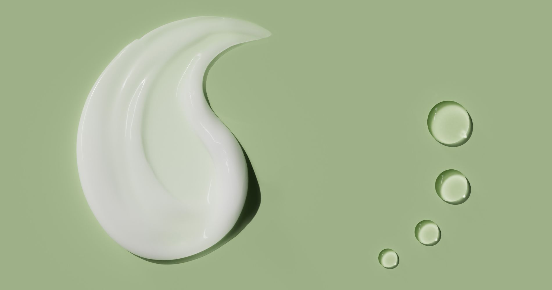 Tekstura kremu z DMAE i krople serum na zielonym tle – wizualizacja składników aktywnych w kosmetykach anti-aging.