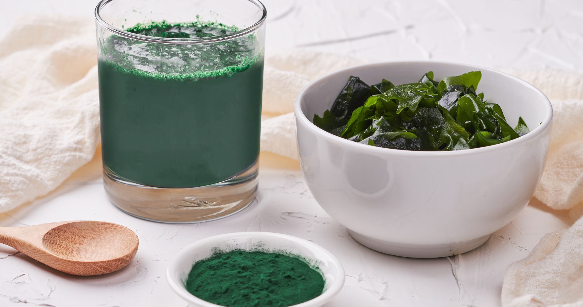 Naturalne źródła jodu w diecie – glony morskie i sproszkowana spirulina.