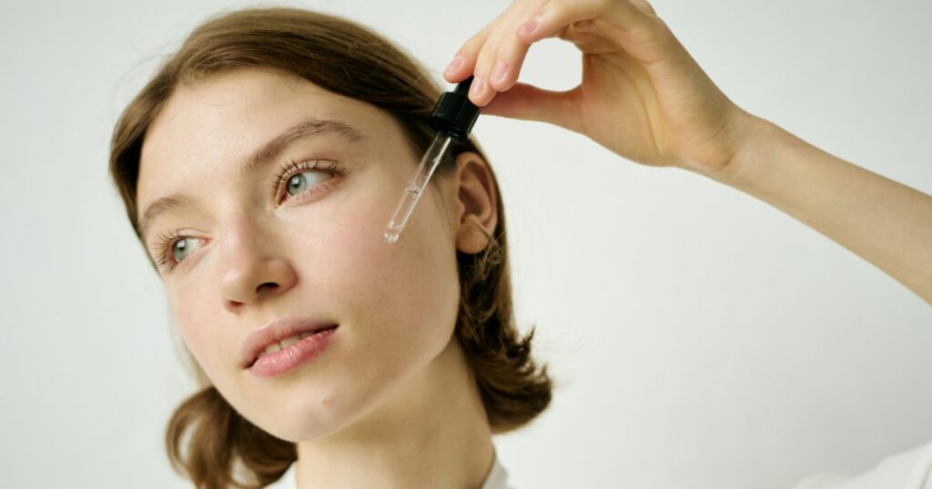 Retinol–co to jest, jak działa na skórę i jak bezpiecznie go stosować - obrazek wyróżniający