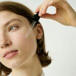 Retinol–co to jest, jak działa na skórę i jak bezpiecznie go stosować - obrazek wyróżniający