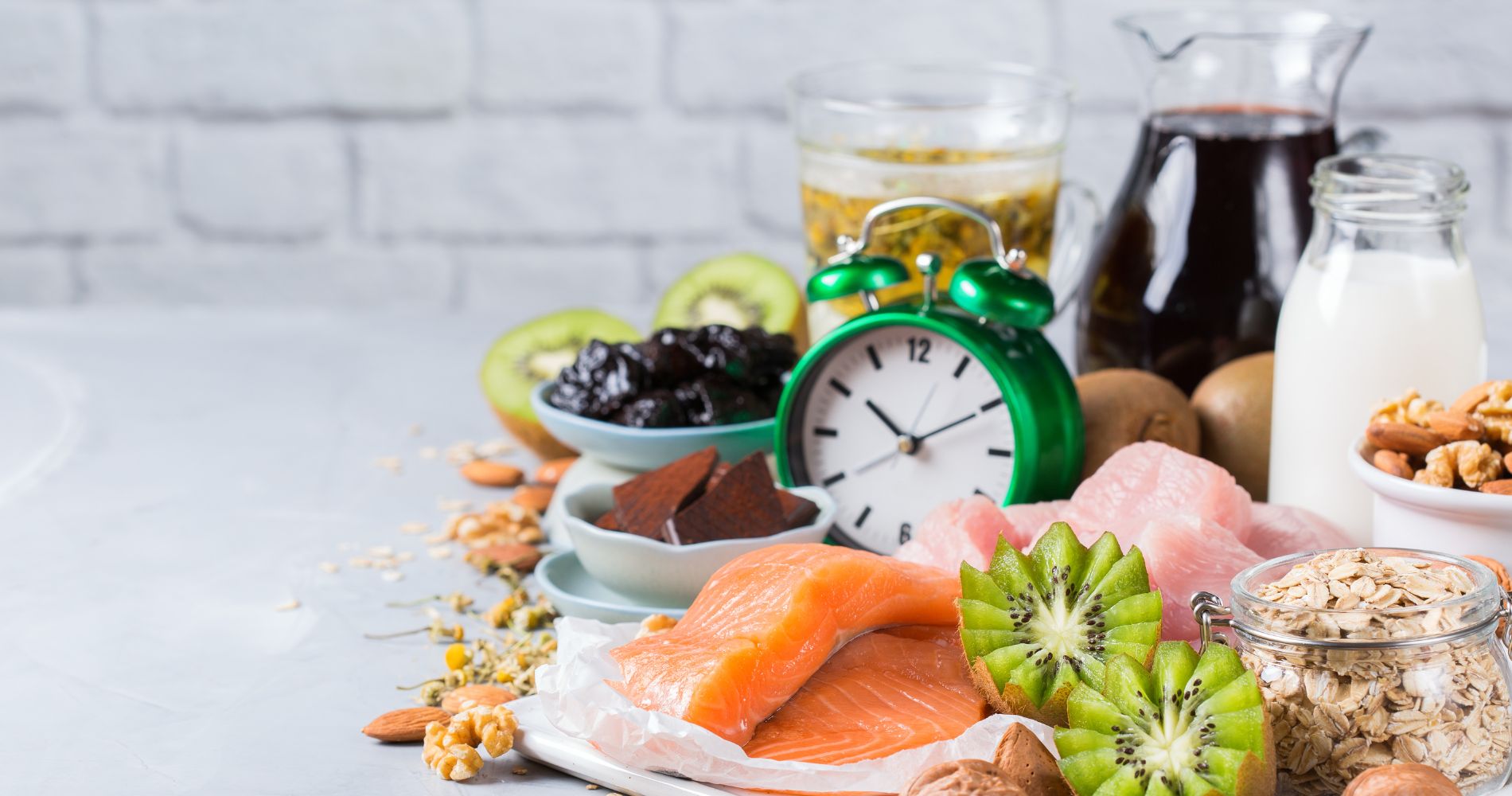 Produkty spożywcze bogate w tryptofan, m.in. łosoś, drób, kiwi, orzechy i nabiał.