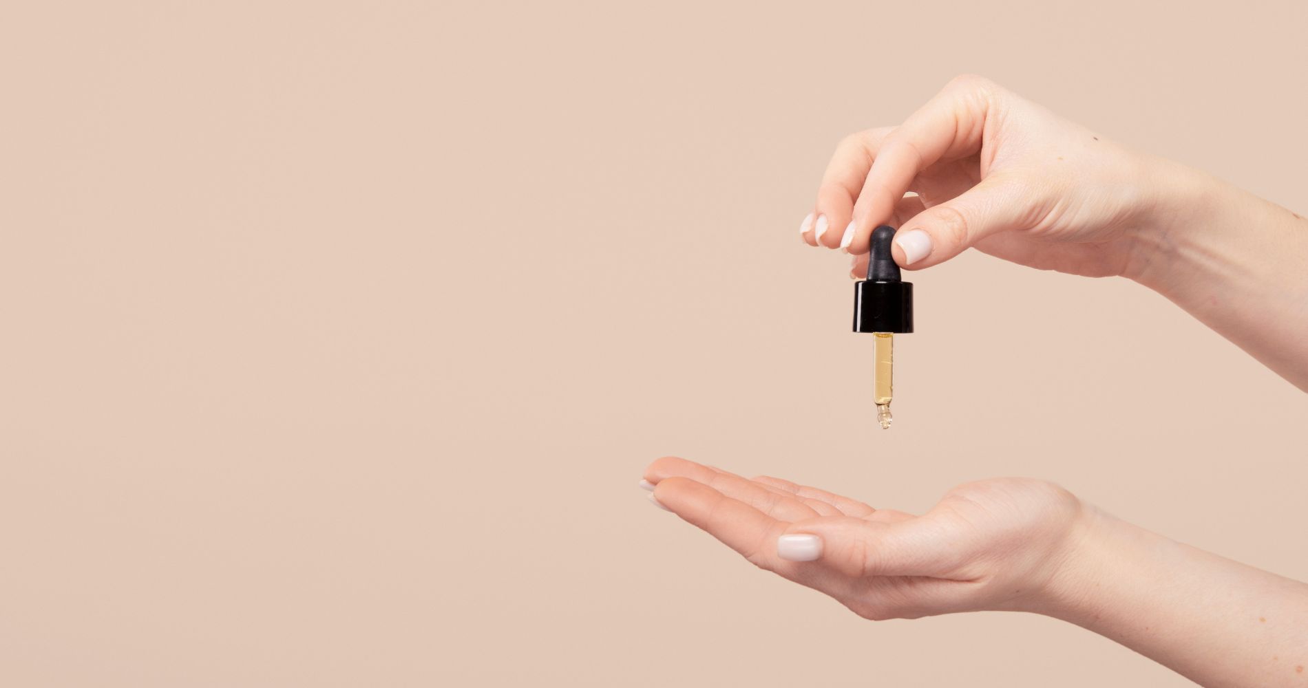 Serum z retinolem nakładane pipetą na dłoń – pielęgnacja skóry twarz.