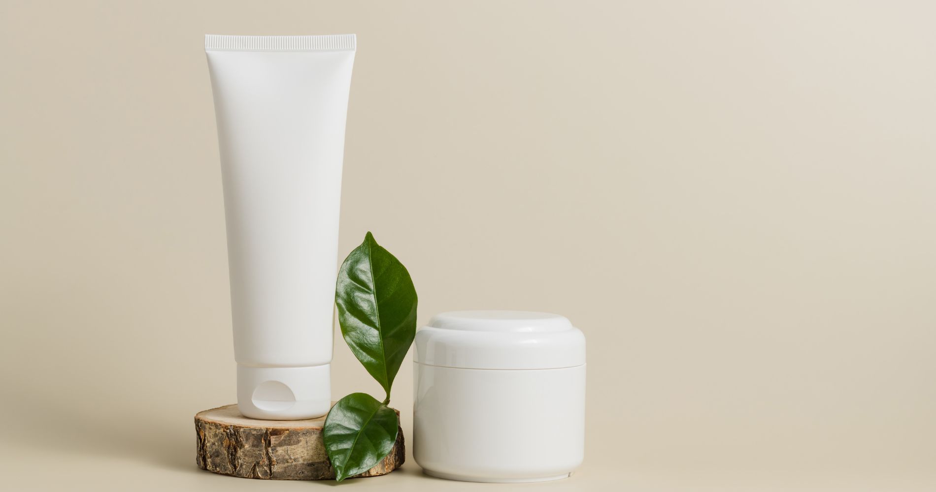 Kosmetyki z mocznikiem – krem i tubka na neutralnym tle.