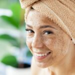 Peeling do twarzy–czy warto go stosować i jaki wybrać - obrazek wyróżniający