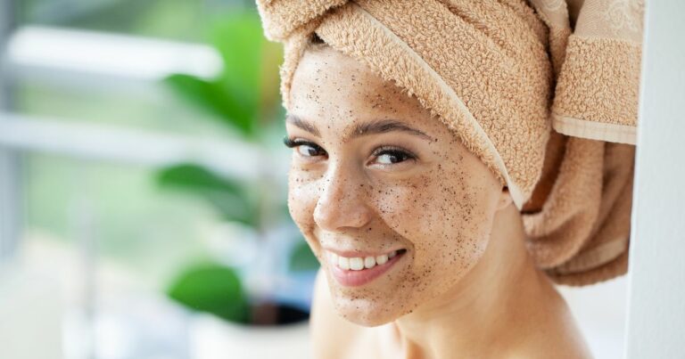 Peeling do twarzy–czy warto go stosować i jaki wybrać - obrazek wyróżniający