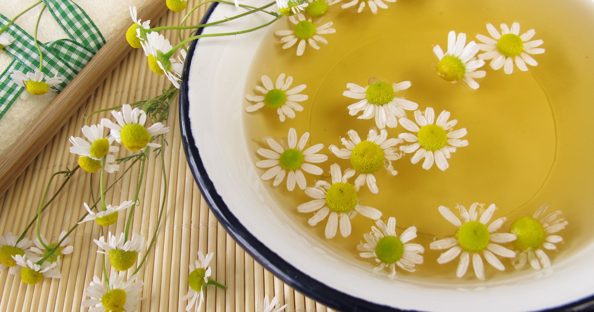 Napar z rumianku – naturalny sposób łagodzenia podrażnień i zmian skórnych.