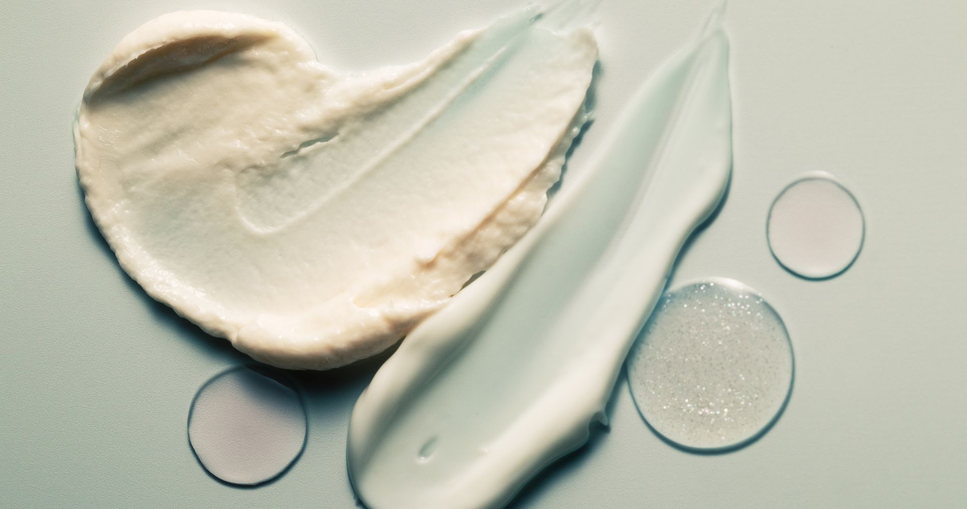 Krem nawilżający o lekkiej konsystencji wspierający efekt glow i promienny wygląd skóry twarzy.