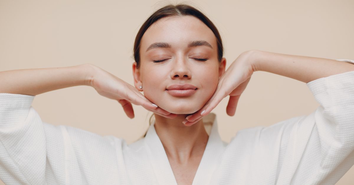 Jak poprawić owal twarzy Pielęgnacja, ćwiczenia i zabiegi - obrazek wyróżniający