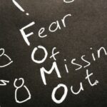 FOMO – co oznacza i jak sobie z nim radzić? - obrazek wyróżniający