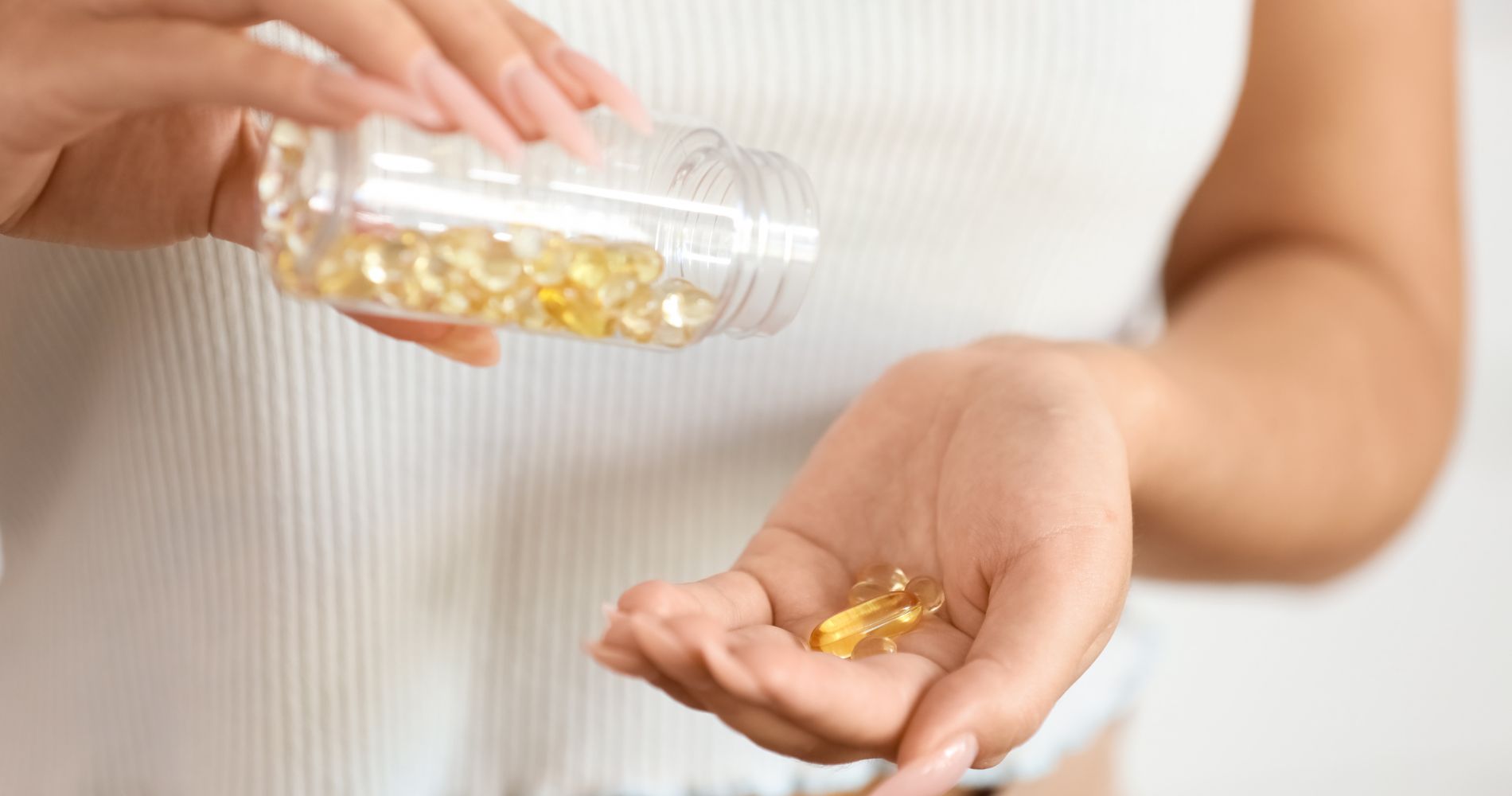 Suplement omega-3 w kapsułkach a możliwe objawy niedoboru.